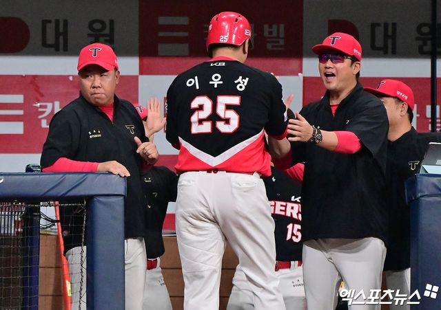 이범호(왼쪽) KIA 타이거즈 감독이 21일 수원 KT 위즈전에서 타격 슬럼프에 빠진 외야수 이우성을 선발 라인업에서 제외했다. 사진 엑스포츠뉴스 DB