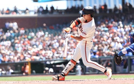 샌프란시스코 자이언츠 외야수 이정후가 22일 미국 캘리포니아주 샌프란시스코 오라클 파크에서 열린 2025 메이저리그 캔자스시티 로열스전에 3번 타자 중견수로 선발 출전해 2루타와 볼넷으로 멀티 출루 경기에 성공했다. 이정후는 시즌 14번째 2루타로 3경기 연속 안타 행진도 이어갔다. 연합뉴스