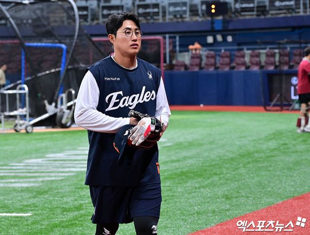 9일 오후 서울 구로구 고척스카이돔에서 열리는 '2025 신한 SOL Bank KBO리그' 한화 이글스와 키움 히어로즈의 경기, 한화 채은성이 훈련을 위해 그라운드로 나가고 있다. 엑스포츠뉴스 DB