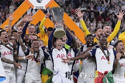 안지 포스테코글루 감독이 이끄는 토트넘이 22일(한국시간) 스페인 빌바오에 있는 산마메스에서 열린 맨체스터 유나이티드와의 2024-2025시즌 유럽축구연맹(UEFA) 유로파리그 결승전에서 브레넌 존슨의 결승 골로 1-0으로 승리해 우승을 차지했다.&nbsp;연합뉴스