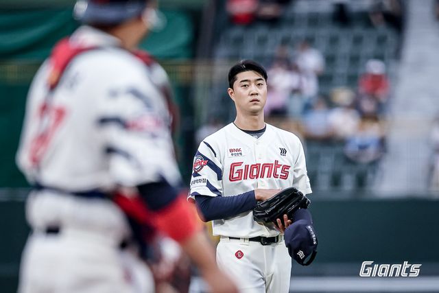롯데 투수 윤성빈은 지난 20일 사직구장에서 열린 '2025 신한 SOL Bank KBO 리그' LG와 주중 3연전 첫 번째 경기에서 선발 등판했다. 최고 157㎞ 강속구에도 제구 난조에 발목이 잡혀 1이닝 9실점으로 조기 강판됐다. 롯데 자이언츠