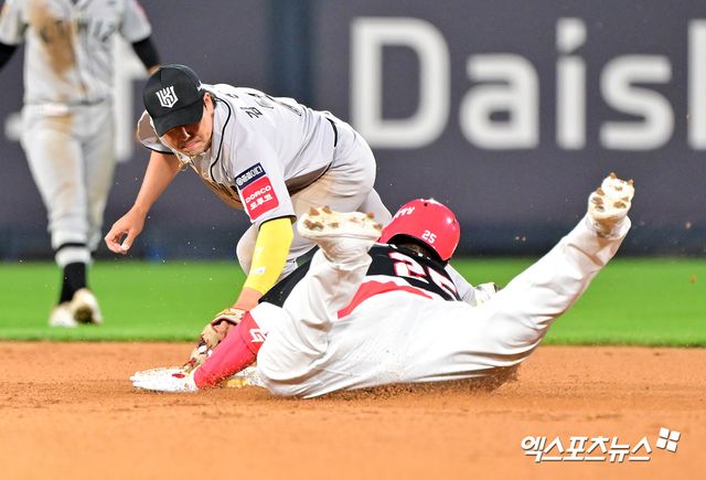 21일 오후 수원KT위즈파크에서 열린 '2025 신한 SOL Bank KBO리그' KIA 타이거즈와 KT 위즈의 경기, 9회초 1사 KIA 이우성이 좌전안타를 날린 후 2루까지 진루하다 KT 김상수에게 태그아웃을 당하고 있다. 엑스포츠뉴스 수원, 김한준 기자