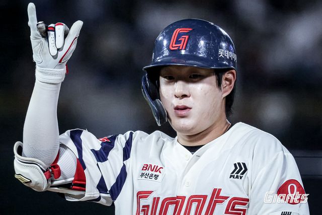 롯데와 LG는 21일 사직구장에서 열린 '2025 신한 SOL Bank KBO 리그' LG와 주중 3연전 두 번째 경기에서 7-7 무승부를 기록했다. 양 팀은 이틀 연속 치열한 접전을 펼쳤다. 롯데 자이언츠