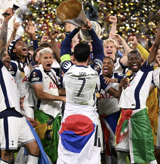 손흥민이 주도한 세리머니를 마친 뒤 그의 우승을 자신의 일처럼 기뻐한 이가 바로 토트넘 사령탑 안지 포스테코글루 감독이다. 포스테코글루 감독은 지난 4월 중순 발 부상으로 낙마한 손흥민의 치료를 위해 언론에 그의 재활 경과를 철저히 숨기는 등 모든 노력을 다 했다. 몇 차례 말 바꾸기로 비난도 받았으나 유로파리그 우승을 통해 해피 엔딩을 일궈냈다. 유로파리그 우승 뒤 방송 인터뷰에 따르면 포스테코글루 감독은 '오늘 같은 날이 손흥민의 날이 될 수 있기를 항상 바랐다. 손흥민에게 축하를 건넨다'고 했다. UEFA