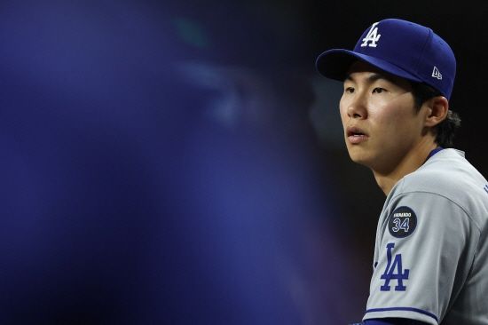 김혜성은 21일 오전 11시10분 미국 캘리포니아주 로스앤젤레스 다저스타디움에서 열리는 2025 메이저리그(MLB) 정규시즌 애리조나 다이아몬드백스와의 홈경기에 9번 타자 겸 2루수로 선발 출전한다. 김혜성은 전날 2번타자 중견수로 출격해 1회 수비 때 실수하고 4타수 무안타에 그쳤으나 본업 2루수로 돌아가 만회할 기회를 잡았다. 연합뉴스