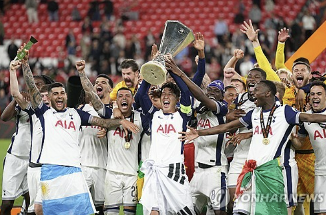 손흥민이 주도한 세리머니를 마친 뒤 그의 우승을 자신의 일처럼 기뻐한 이가 바로 토트넘 사령탑 안지 포스테코글루 감독이다. 포스테코글루 감독은 지난 4월 중순 발 부상으로 낙마한 손흥민의 치료를 위해 언론에 그의 재활 경과를 철저히 숨기는 등 모든 노력을 다 했다. 몇 차례 말 바꾸기로 비난도 받았으나 유로파리그 우승을 통해 해피 엔딩을 일궈냈다. 유로파리그 우승 뒤 방송 인터뷰에 따르면 포스테코글루 감독은 '오늘 같은 날이 손흥민의 날이 될 수 있기를 항상 바랐다. 손흥민에게 축하를 건넨다'고 했다. 연합뉴스