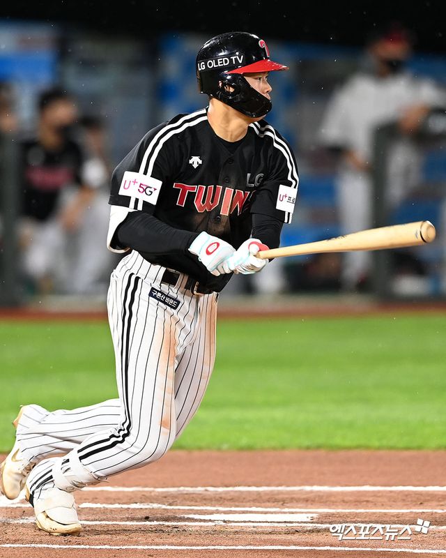 LG 내야수 이영빈은 21일 사직구장에서 열린 '2025 신한 SOL Bank KBO 리그' 롯데와 주중 3연전 두 번째 경기에서 9번타자 2루수로 선발 출전했다. 이날 2개 홈런을 터트려 공격에 활력을 불어넣었다. 엑스포츠뉴스 DB