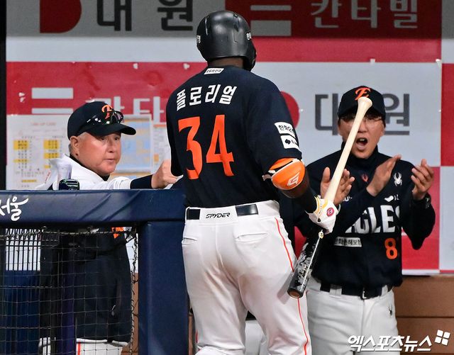 9일 오후 서울 구로구 고척스카이돔에서 열린 '2025 신한 SOL Bank KBO리그' 한화 이글스와 키움 히어로즈의 경기, 5회초 2사 한화 플로리얼이 솔로 홈런을 날린 후 기뻐하고 있다. 엑스포츠뉴스 DB