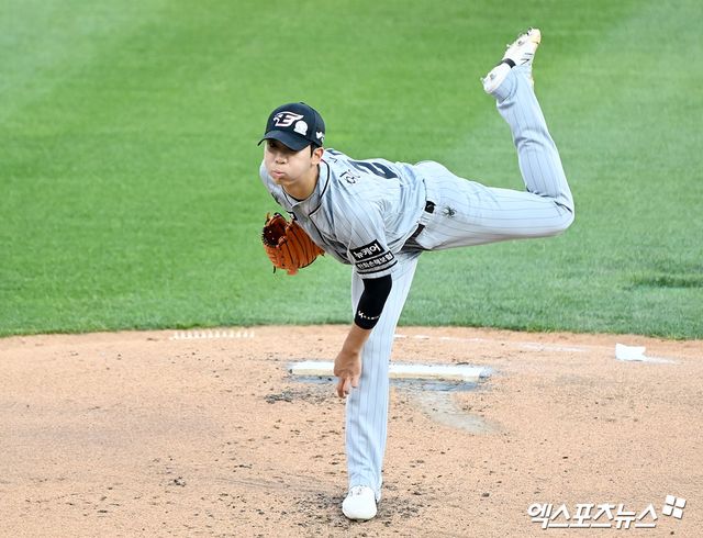 4일 오후 수원KT위즈파크에서 열린 '2024 신한 SOL Bank KBO리그' 한화 이글스와 KT 위즈의 경기, 1회말 한화 선발투수 황준서가 공을 힘차게 던지고 있다. 엑스포츠뉴스 DB