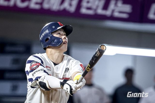 롯데 내야수 고승민은 22일 사직구장에서 열릴 '2025 신한 SOL Bank KBO 리그' LG와 주중 3연전 마지막 경기에서 2번타자 2루수로 선발 출전한다. 그는 현재 무릎 불편감을 안고 있다. 롯데 자이언츠