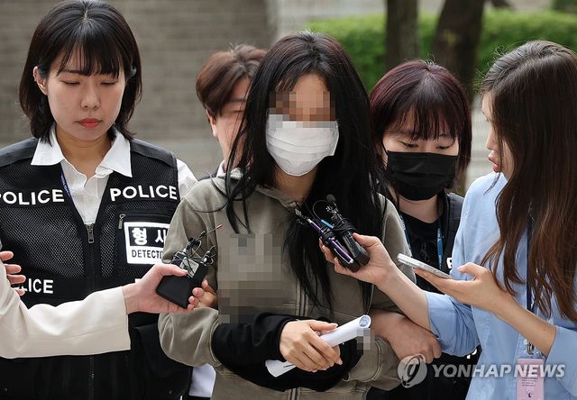 서울 강남경찰서는 22일 오전 공갈 혐의를 받는 20대 여성 양모씨와 공갈미수 혐의를 받는 40대 남성 용모씨를 서울중앙지검에 구속 송치했다고 밝혔다.&nbsp;연합뉴스