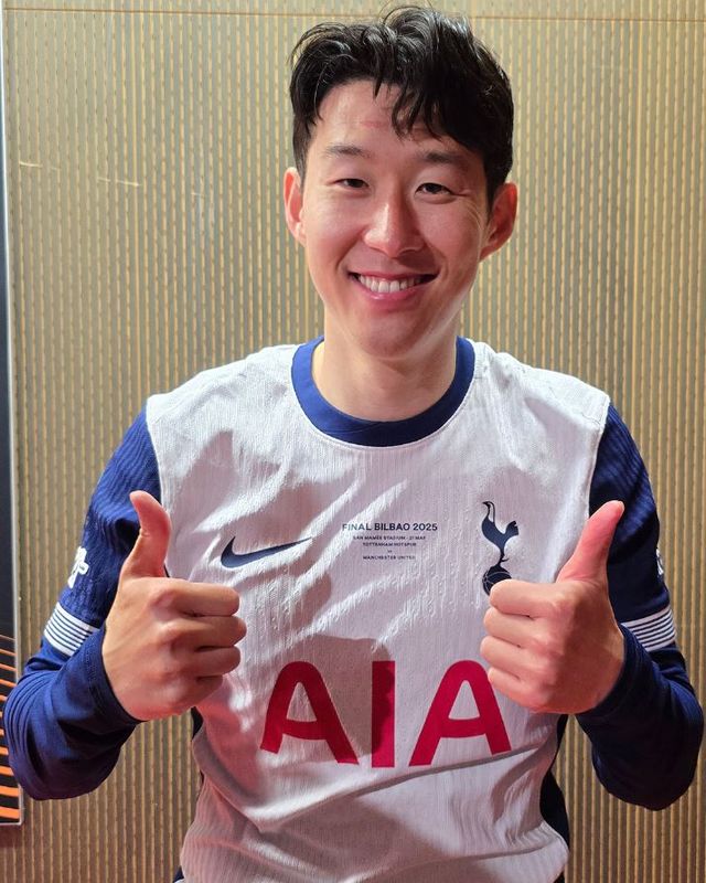 22일 토트넘 공식 사회관계망서비스(SNS)를 통해 공개된 영상에는 손흥민이 상처 부위를 손으로 가리키며 해맑게 웃고는 '트로피를 들어 올리는 순간 누가 뒤에서 밀었다. 그래서 트로피에 이마를 부딪혀 이렇게 상처가 났다'고 말하는 장면이 담겨 있었다. 팬들은 해당 영상 댓글란을 통해 열렬히 반응했다. '해리포터보다 멋진 상처', '진짜 챔피언의 상징', '15년의 집념이 새겨진 흔적'이라는 댓글이 붙었다. 토트넘 홋스퍼