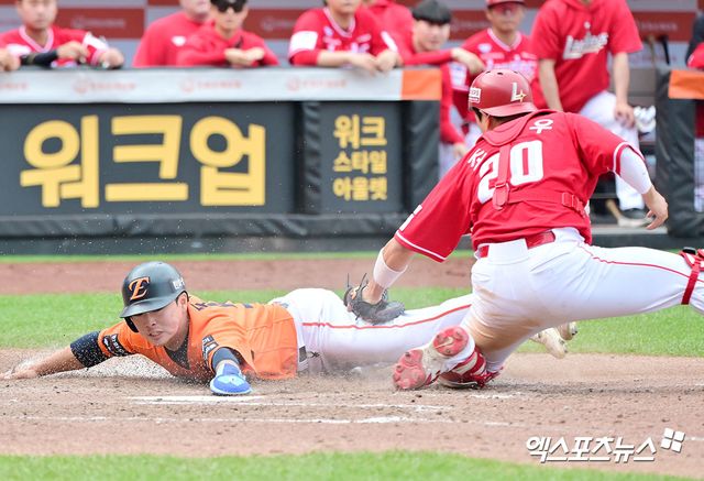 18일 오후 대전 한화생명 볼파크에서 열린 '2025 신한 SOL Bank KBO리그' SSG 랜더스와 한화 이글스의 경기, 9회말 2사 3루 한화 문현빈이 홈스틸을 시도하다 SSG 조형우에게 태그아웃을 당하고 있다. 엑스포츠뉴스 DB