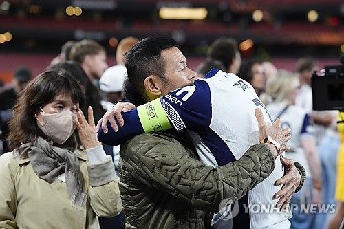 손흥민과 그의 아버지 손웅정이 22일(한국시간) 스페인 빌바오에 있는 산마메스에서 토트넘의 2024-2025시즌 유럽축구연맹(UEFA) 유로파리그 우승을 차지한 뒤, 서로 만나 포옹을 나눴다.&nbsp;연합뉴스