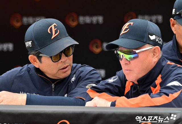 17일 오후 대전 한화생명 볼파크에서 열린 '2025 신한 SOL Bank KBO리그' SSG 랜더스와 한화 이글스의 더블헤더 2차전 경기, 한화 김경문 감독이 양상문 투수코치와 대화를 나누고 있다. 엑스포츠뉴스 DB