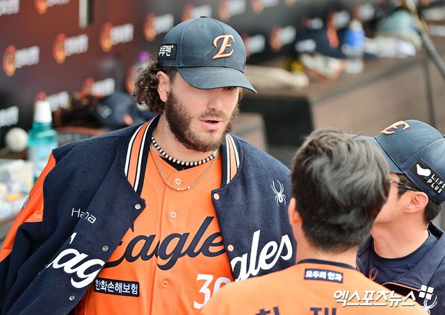 17일 오후 대전 한화생명 볼파크에서 열린 '2025 신한 SOL Bank KBO리그' SSG 랜더스와 한화 이글스의 더블헤더 1차전 경기, 7회초 수비를 마친 한화 폰세가 최재훈과 대화를 나누고 있다. 엑스포츠뉴스 DB