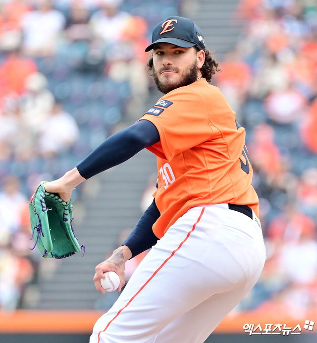 17일 오후 대전 한화생명 볼파크에서 열린 '2025 신한 SOL Bank KBO리그' SSG 랜더스와 한화 이글스의 더블헤더 1차전 경기, 1회초 한화 선발투수 폰세가 공을 힘차게 던지고 있다. 엑스포츠뉴스 DB