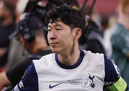 손흥민이 22일(한국시간) 스페인 빌바오에 있는 산마메스에서 열린 토트넘 홋스퍼와 맨체스터 유나이티드와의 2024-2025시즌 유럽축구연맹(UEFA) 유로파리그 결승전에서 승리하며 우승을 차지한 뒤, 전 팀 동료였던 케인에게 고마움을 전했다.&nbsp;연합뉴스