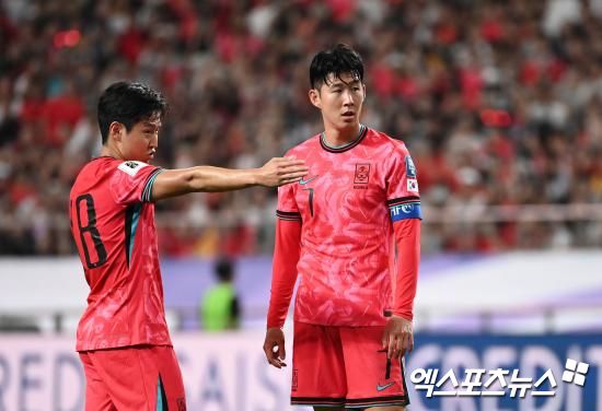 손흥민이 활약하는 토트넘 홋스퍼가 22일(한국시간) 스페인 빌바오에 있는 산마메스에서 열린 맨체스터 유나이티드와의 2024-2025시즌 유럽축구연맹(UEFA) 유로파리그 결승전에서 브레넌 존슨의 결승 골로 1-0으로 승리했다. 이 승리로 토트넘은 유로파리그 우승 팀이 됐다.&nbsp;만약 이강인의 소속팀 PSG가 챔피언스리그를 우승한다면 오는 8월 열리는 슈퍼컵에서 두 선수가 격돌하게 된다. 엑스포츠뉴스DB