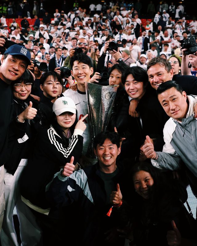 손흥민과 그의 아버지 손웅정이 22일(한국시간) 스페인 빌바오에 있는 산마메스에서 토트넘의 2024-2025시즌 유럽축구연맹(UEFA) 유로파리그 우승을 차지한 뒤, 서로 만나 포옹을 나눴다.&nbsp;손흥민 SNS