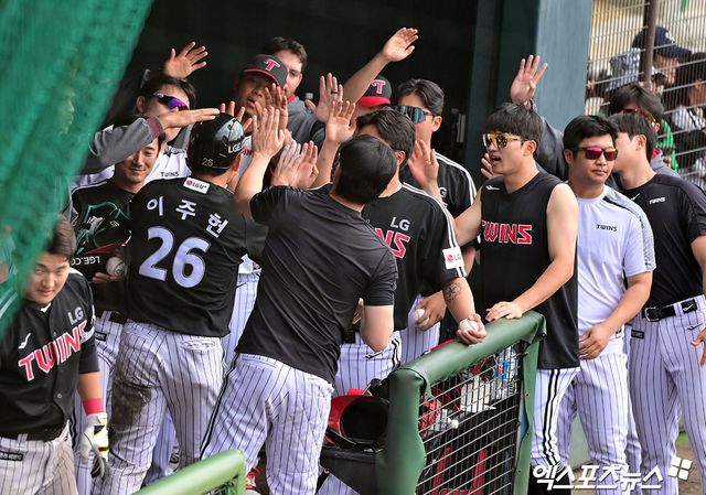 LG 포수 이주헌(26번)은 21일 사직구장에서 열린 '2025 신한 SOL Bank KBO 리그' 롯데와 주중 3연전 두 번째 경기를 앞두고 최근 황금사자기 우승컵을 들어 올린 성남고 후배들을 칭찬했다. 엑스포츠뉴스 DB