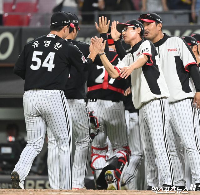 LG 투수 유영찬(54번)은 22일 이천챔피언스파크에서 열린 '2025 메디힐 KBO 퓨처스리그' NC전에서 구원 등판했다. 1이닝 무실점, 최고 구속 시속 148km까지 던지며 눈길을 끌었다. 엑스포츠뉴스 DB