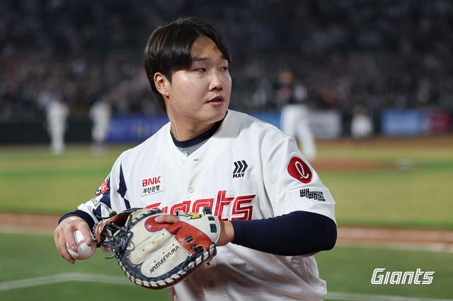 롯데 포수 정보근은 22일 사직구장에서 열릴 '2025 신한 SOL Bank KBO 리그' LG와 주중 3연전 마지막 경기를 앞두고 손목과 무릎 부상으로 1군 엔트리에서 빠졌다. 롯데 자이언츠