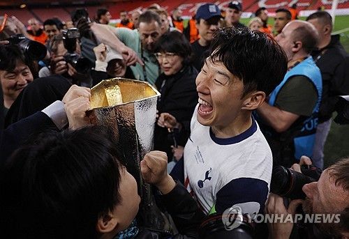 손흥민과 그의 아버지 손웅정이 22일(한국시간) 스페인 빌바오에 있는 산마메스에서 토트넘의 2024-2025시즌 유럽축구연맹(UEFA) 유로파리그 우승을 차지한 뒤, 서로 만나 포옹을 나눴다.&nbsp;연합뉴스