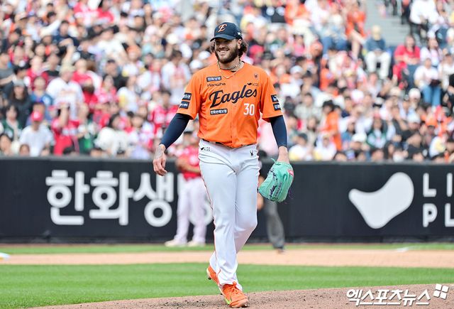 17일 오후 대전 한화생명 볼파크에서 열린 '2025 신한 SOL Bank KBO리그' SSG 랜더스와 한화 이글스의 더블헤더 1차전 경기, 4회초 수비를 마친 한화 폰세가 미소를 보이고 있다. 엑스포츠뉴스 DB
