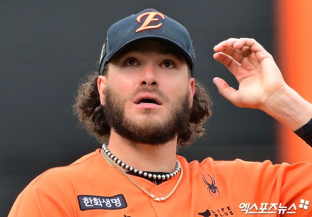 17일 오후 대전 한화생명 볼파크에서 열린 '2025 신한 SOL Bank KBO리그' SSG 랜더스와 한화 이글스의 더블헤더 1차전 경기, 한화가 8이닝 2피안타 1볼넷 18탈삼진 무실점 괴력투를 선보인 폰세의 호투에 힘입어 SSG에 1:0 승리를 거뒀다. 한화 폰세가 눈물을 흘리고 있다. 엑스포츠뉴스 DB