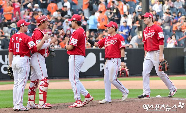 18일 오후 대전 한화생명 볼파크에서 열린 '2025 신한 SOL Bank KBO리그' SSG 랜더스와 한화 이글스의 경기, SSG가 한화에 7:3으로 승리하며 위닝시리즈를 달성했다. 이날 경기에서 승리한 SSG 선수들이 기뻐하고 있다. 엑스포츠뉴스 DB
