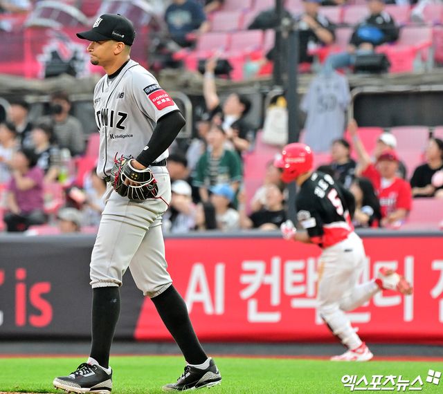 KT 위즈 외국인 투수 윌리엄 쿠에바스가 22일 수원 KT위즈파크에서 열린 2025 신한 SOL Bank KBO리그 KIA 타이거즈와의 팀 간 6차전에 선발등판, 5이닝 7실점 6자책으로 패전투수가 됐다. 사진 김한준 기자