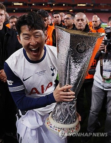 손흥민 소속팀인 토트넘 홋스퍼는 지난 22일 스페인 빌바오 산마메스 경기장에서 열린 2024-2025 유럽축구연맹(UEFA) 유로파리그 결승에서 맨체스터 유나이티드(맨유)를 누르고 지난 2008년 리그컵 이후 17년 만에 공식대회 우승에 성공했다. 결승 직후 토트넘 주장 손흥민은 우승 트로피를 번쩍 들어올리며 한국 축구에 새로운 역사를 써내려갔다. 다만 이날 우승 트로피를 높이 치켜세운 손흥민의 목엔 우승 메달이 없었다. 영국 대중지 '더 선'은 '다른 선수들은 다 목에 메달을 걸고 있었는데 손흥민에겐 그게 없었다'고 했다. UEFA가 시상식장에 메달을 30개만 준비한 탓이었다. UEFA는 이후 손흥민 등에게 공식 사과했다. 연합뉴스