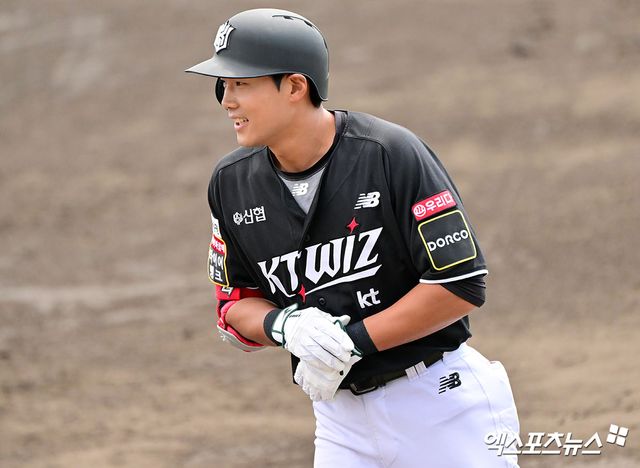 KT 위즈 외야수 장진혁(왼쪽)이 21일 수원 KT위즈파크에서 열린 2025 신한 SOL Bank KBO리그 KIA 타이거즈와의 팀 간 5차전에 9회초 대수비로 투입, 보살 한 개를 기록하면서 팀 2연승에 힘을 보탰다. 사진 김한준 기자
