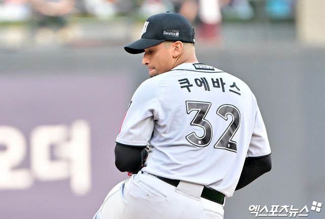 KT 위즈 외국인 투수 윌리엄 쿠에바스가 22일 수원 KT위즈파크에서 열린 2025 신한 SOL Bank KBO리그 KIA 타이거즈와의 팀 간 6차전에 선발등판, 5이닝 7실점 6자책으로 패전투수가 됐다. 사진 김한준 기자