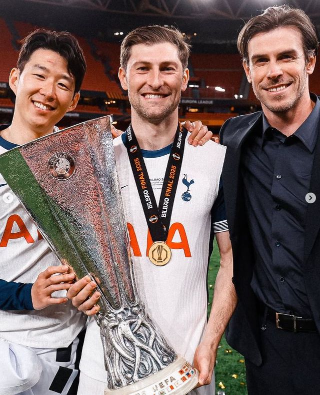 22일 토트넘 공식 사회관계망서비스(SNS)를 통해 공개된 영상에는 손흥민이 상처 부위를 손으로 가리키며 해맑게 웃고는 '트로피를 들어 올리는 순간 누가 뒤에서 밀었다. 그래서 트로피에 이마를 부딪혀 이렇게 상처가 났다'고 말하는 장면이 담겨 있었다. 팬들은 해당 영상 댓글란을 통해 열렬히 반응했다. '해리포터보다 멋진 상처', '진짜 챔피언의 상징', '15년의 집념이 새겨진 흔적'이라는 댓글이 붙었다. 토트넘 홋스퍼