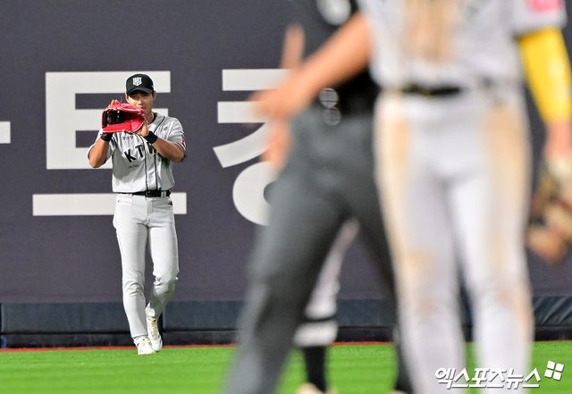 KT 위즈 외야수 장진혁(왼쪽)이 21일 수원 KT위즈파크에서 열린 2025 신한 SOL Bank KBO리그 KIA 타이거즈와의 팀 간 5차전에 9회초 대수비로 투입, 보살 한 개를 기록하면서 팀 2연승에 힘을 보탰다. 사진 김한준 기자