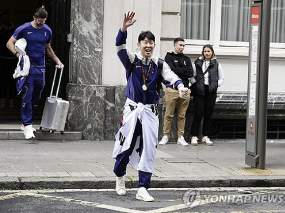 손흥민 소속팀인 토트넘 홋스퍼는 지난 22일 스페인 빌바오 산마메스 경기장에서 열린 2024-2025 유럽축구연맹(UEFA) 유로파리그 결승에서 맨체스터 유나이티드(맨유)를 누르고 지난 2008년 리그컵 이후 17년 만에 공식대회 우승에 성공했다. 결승 직후 토트넘 주장 손흥민은 우승 트로피를 번쩍 들어올리며 한국 축구에 새로운 역사를 써내려갔다. 다만 이날 우승 트로피를 높이 치켜세운 손흥민의 목엔 우승 메달이 없었다. 영국 대중지 '더 선'은 '다른 선수들은 다 목에 메달을 걸고 있었는데 손흥민에겐 그게 없었다'고 했다. UEFA가 시상식장에 메달을 30개만 준비한 탓이었다. UEFA는 이후 손흥민 등에게 공식 사과했다. 연합뉴스