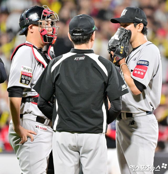 KT 위즈 투수 고영표가 지난 21일 수원 KIA 타이거즈전에서 5회초 이강철(가운데) 감독, 포수 장성우와 대화하는 모습. 사진 김한준 기자 