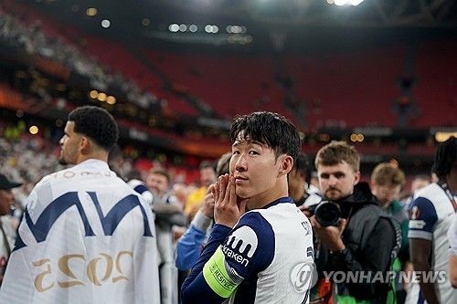 손흥민과 그의 아버지 손웅정이 22일(한국시간) 스페인 빌바오에 있는 산마메스에서 토트넘의 2024-2025시즌 유럽축구연맹(UEFA) 유로파리그 우승을 차지한 뒤, 서로 만나 포옹을 나눴다.&nbsp;연합뉴스