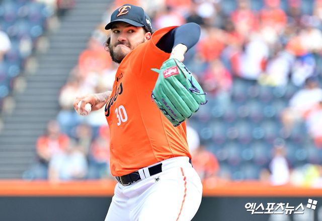 17일 오후 대전 한화생명 볼파크에서 열린 '2025 신한 SOL Bank KBO리그' SSG 랜더스와 한화 이글스의 더블헤더 1차전 경기, 1회초 한화 선발투수 폰세가 공을 힘차게 던지고 있다. 엑스포츠뉴스 DB