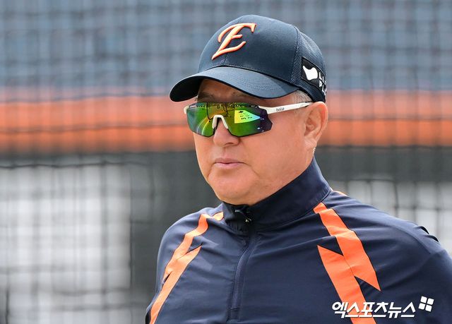 18일 오후 대전 한화생명 볼파크에서 열리는 '2025 신한 SOL Bank KBO리그' SSG 랜더스와 한화 이글스의 경기, 한화 김경문 감독이 선수들의 훈련을 지켜보고 있다. 엑스포츠뉴스 DB