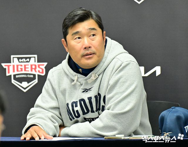 23일 오후 광주기아챔피언스필드에서 열리는 '2025 신한 SOL Bank KBO리그' NC 다이노스와 KIA 타이거즈의 경기, NC 이호준 감독이 취재진과 대화를 나누고 있다. 엑스포츠뉴스 DB