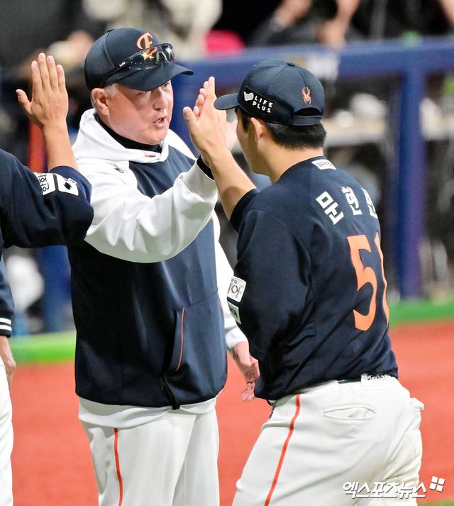 9일 오후 서울 구로구 고척스카이돔에서 열린 '2025 신한 SOL Bank KBO리그' 한화 이글스와 키움 히어로즈의 경기, 한화가 문현빈의 결승 솔로포에 힘입어 키움에 7:5로 승리하며 26년 만에 10연승을 기록했다. 이날 경기에서 승리한 한화 김경문 감독이 문현빈과 하이파이브를 하고 있다. 엑스포츠뉴스 DB