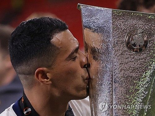 UEFA가 23일(한국시간) 공식 채널을 통해 2024-2025시즌 UEFA 유로파리그 올해의 팀을 선정해 발표했다.&nbsp; UEFA 테크니컬 옵저버 그룹이 선정한 올해의 팀에 토트넘 선수 4명이 뽑혀 가장 많이 이름을 올렸다. 최전방 공격수 도미닉 솔란키, 수비수 크리스티안 로메로, 페드로 포로, 그리고 굴리에모 비카리오 골키퍼가 뽑혔다.&nbsp;연합뉴스