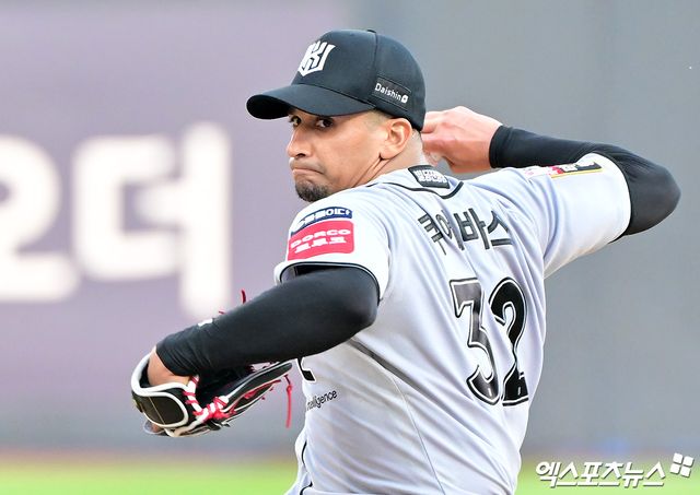 KT 위즈 윌리엄 쿠에바스가 지난 22일 KIA 타이거즈전에 선발 등판해 투구하고 있다. 엑스포츠뉴스 DB