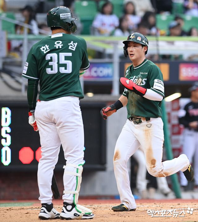 SSG 랜더스 외야수 최지훈이 23일 LG 트윈스와의 인천 홈 경기에서 1회초 상대 선발투수 손주영의 폭투로 득점에 성공했다. 사진 고아라 기자
