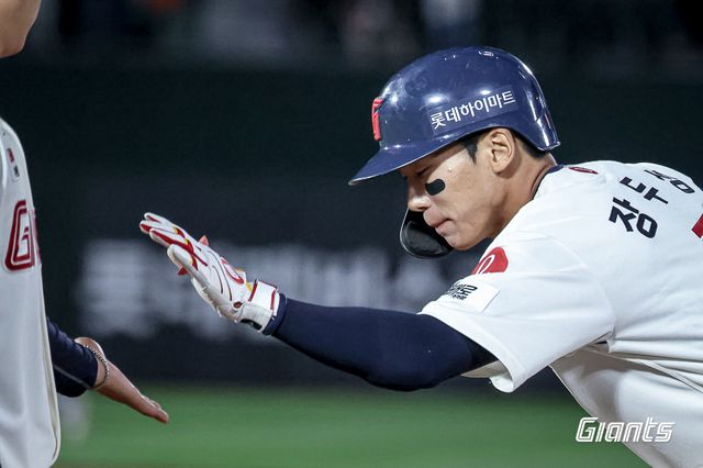 롯데 외야수 장두성은 22일 사직구장에서 열린 '2025 신한 SOL Bank KBO 리그' LG와 주중 3연전 마지막 경기에서 1번타자 중견수로 선발 출전했다. 3회말 결승타를 포함해 3타점으로 공격에 활력을 불어넣었다. 롯데 자이언츠