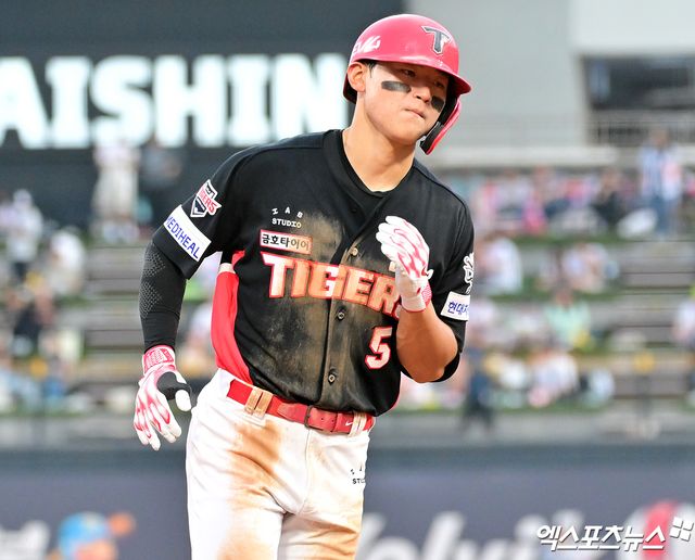 KIA 타이거즈 김도영이 22일 수원 KT위즈파크에서 열린 2025 신한 SOL Bank KBO리그 KT 위즈와의 팀 간 6차전에 3번타자 겸 3루수로 선발출전, 5타수 3안타 1홈런 2타점 3득점을 기록하며 팀 승리를 이끌었다. 사진 김한준 기자