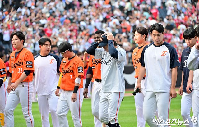18일 오후 대전 한화생명 볼파크에서 열린 '2025 신한 SOL Bank KBO리그' SSG 랜더스와 한화 이글스의 경기, SSG가 한화에 7:3으로 승리하며 위닝시리즈를 달성했다. 경기종료 후 한화 선수단이 그라운드를 빠져나가고 있다. 엑스포츠뉴스 DB